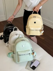 Zaini retrò eleganti ad alta capacità per studenti e pendolari in quattro colori di tendenza.