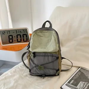 Detailansicht eines leichten Outdoor-Rucksacks in Farbkombination mit Blumendekoration.