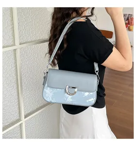 Elegante blau-graue minimalistische Umhängetasche mit silberner D-Schnalle am Modell