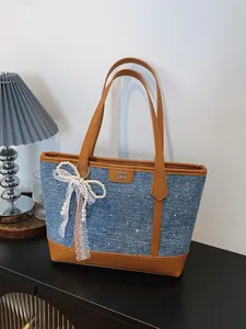 Sac cabas en jean élégant avec poignées en cuir marron et nœud décoratif en dentelle perlé