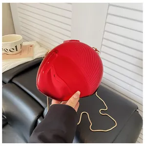 Vista dettagliata della borsa da sera rossa a specchio con catena dorata elegante