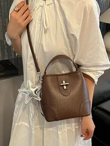 Sac seau élégant en similicuir marron grainé avec un pendentif en étoile argentée