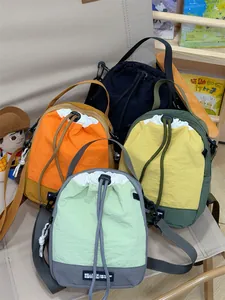 Vielzahl von bunten Nylon-Umhängetaschen mit Kordelzug für Sport und Freizeit im Freien