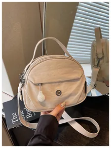 Elegante bolso bandolera de nailon crema para mujer con diseño versátil y casual