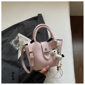 Vue détaillée d'un sac seau rose avec boucle argentée et charmant petit cheval