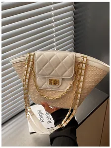 Vue détaillée du grand sac cabas en paille avec rabat en cuir matelassé blanc et chaîne.