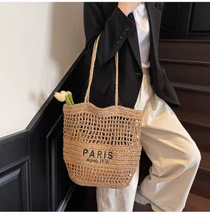 Elegante bolso tote de paja tejida con texto PARIS, combinado con blazer y tulipa blanca
