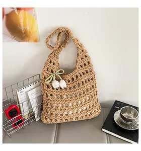 Detalle del bolso de playa de punto caqui con decoración de tulipa y diseño calado