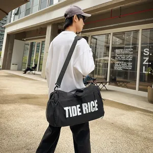 Moderne zwarte plunjezak met TIDE RICE-print gestyled op een casual outfit