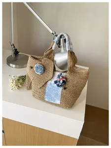Sac cabas en paille fait main en forme d'éléphant avec détails floraux pour la plage.