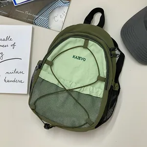 Mochila casual de exterior verde oliva con cordones elásticos y detalle de bolsillo de red