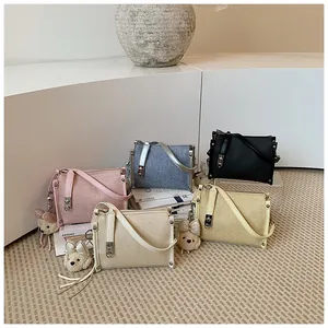 Detailed showcase of trendy women's pillow bags in five casual colors for summer 2026