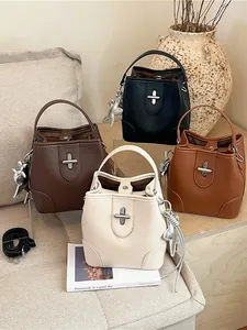 Collection de sacs seaux rétro classiques pour femmes en noir, marron, crème et beige.