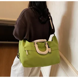 Sac de voyage vert citron grande capacité porté à l'épaule dans un cadre de vie quotidien