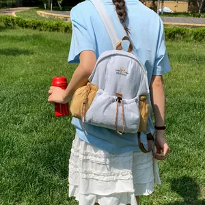 Pequeña mochila casual con bolsillos laterales con cordón y bordado de osito