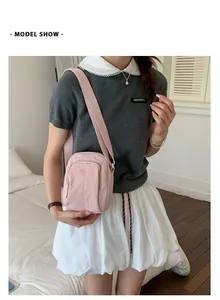 Detailansicht einer modischen, leichten Mini-Umhängetasche für Damen an einem Model.