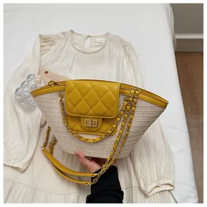 Vue détaillée d'un sac cabas en paille tissée et cuir jaune matelassé avec chaîne