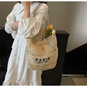 Bolso tote de paja de gran capacidad a la moda con bordado de París en escena real