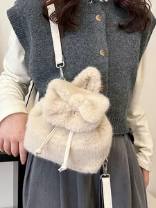 Stijlvolle mini beige faux fur rugzak voor dames met schattige strik en treksluiting