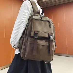 Vue arrière d'un grand sac à dos vintage décontracté en similicuir marron sur une personne