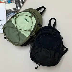 Vista detallada superior de dos mochilas casuales de nailon en verde oliva y negro