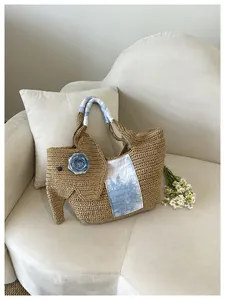 Sac cabas en paille fait main en forme d'éléphant avec détails tie-dye bleus et rose déco