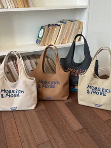 Juego de cuatro bolsos tote grandes de lona con bordado "More Rich & More".