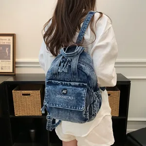 Stilvoller blauer Jeans-Rucksack für Damen, an einem Modell in Innenräumen gezeigt