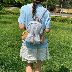 Detalle de estilo de vida al aire libre de una mochila blanca con bolsillos laterales amarillos