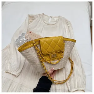 Détail du rabat jaune matelassé et de la texture en paille de ce sac à main d'été.