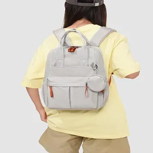 Wasserdichter Outdoor-Reiserucksack in Hellgrau mit großem Fassungsvermögen und Tasche