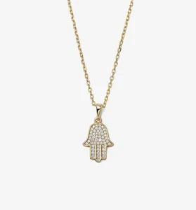 Primo piano dettagliato di un'elegante collana mano di Fatima in argento S925 con zirconi