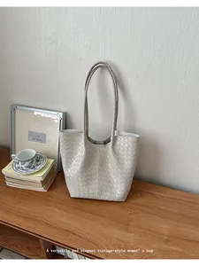 Vintage-style off-white woven tote bag for women, large capacity commuter shoulder bag