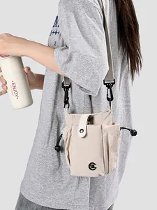 Mini sac bandoulière beige élégant et minimaliste pour femmes, idéal pour porter son téléphone