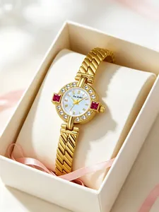 Detalle del reloj de cadena dorada retro Bee Sister con bisel de cristal y piedras.