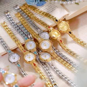 Vista detallada de los elegantes relojes Bee Sister con detalles de circón en oro y plata
