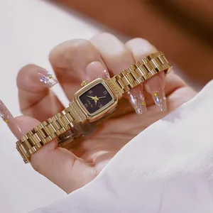 Primer plano detallado de un elegante reloj de oro para mujer con esfera cuadrada