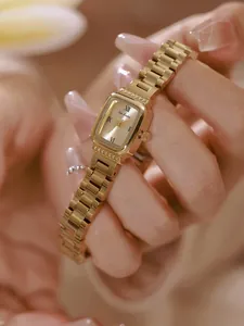 Primer plano del elegante reloj dorado Bee Sister con números romanos clásicos