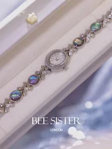Primer plano del reloj de pulsera plateado Bee Sister con incrustaciones de abulón