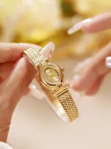 Vista macro detallada de un reloj de lujo vintage dorado para mujer con correa con patrón de espigas