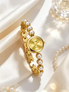 Detailansicht einer goldenen Vintage-Luxusuhr mit elegantem Armband aus Kunstperlen