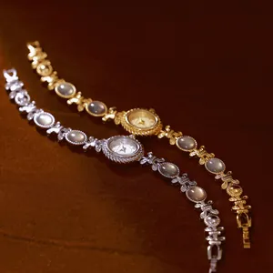 Vista macro detallada de elegantes relojes de pulsera con incrustaciones de nácar