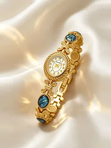 Detalle del reloj de pulsera Bee Sister dorado con incrustaciones de concha de abulón