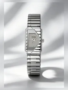 Primer plano del reloj vintage Bee Sister plateado con una esfera gris irregular única
