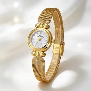 Detalle de reloj dorado para mujer con correa de espiga de trigo y lazos decorativos
