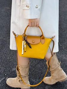 Sac à main jaune en daim avec rabat en cuir et breloque perlée pour femme élégante