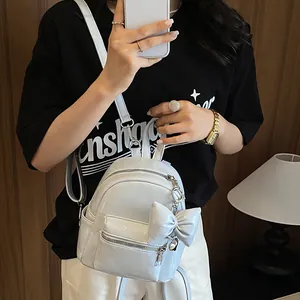 Nahaufnahme eines kleinen hellblauen PU-Lederrucksacks mit Schleifendetail und Reißverschluss