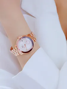 Detaillierte Nahaufnahme der minimalistischen BS Damenuhr in Roségold mit kleiner Sekunde