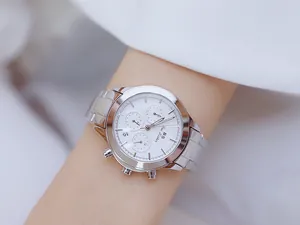 Primer plano detallado de un reloj BS de mujer de acero plateado con esfera blanca