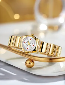 Gedetailleerde weergave van de luxe gouden horloge met kristallen rand en witte wijzerplaat